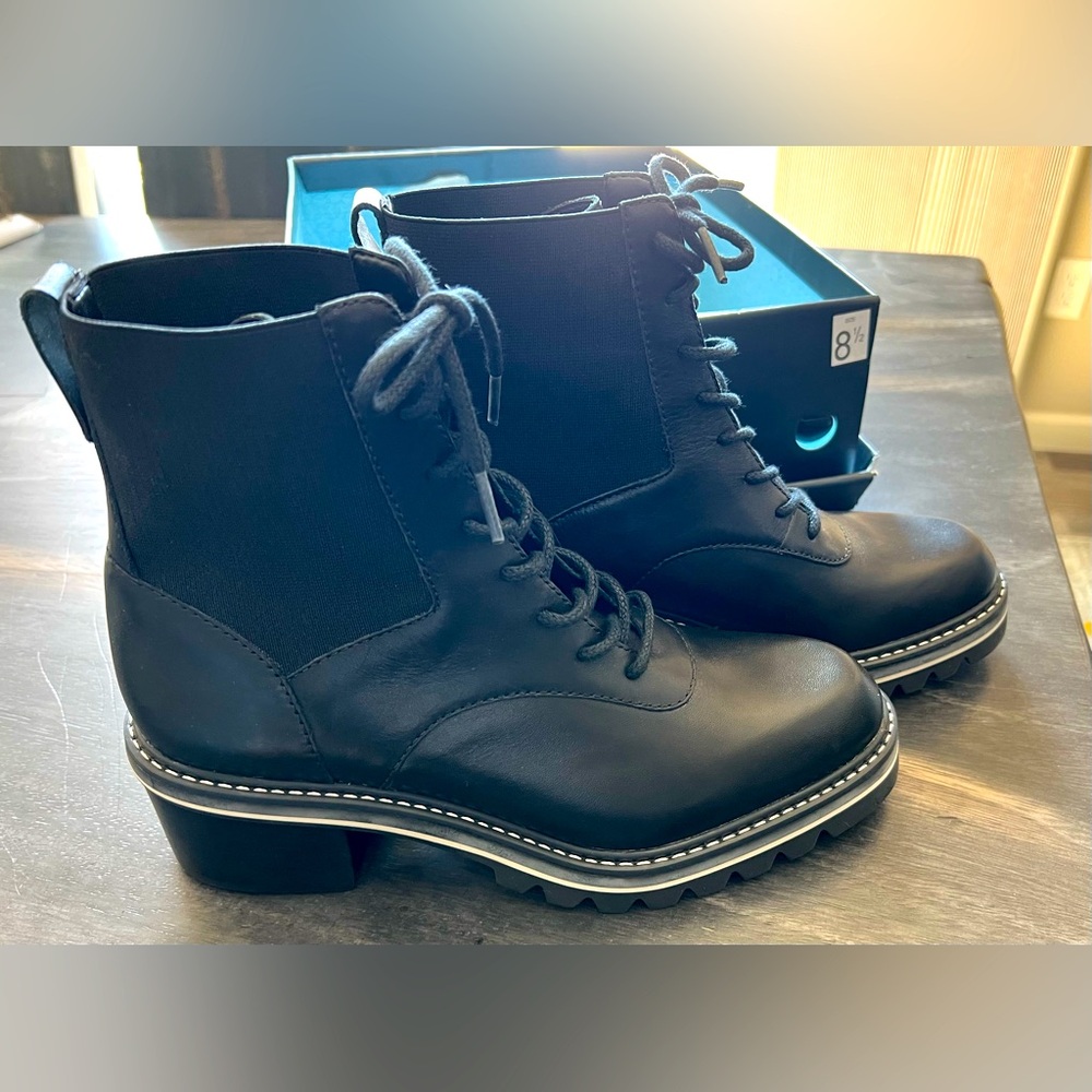 NIB Bernardo Salerno 8.5M Black Leather Lace Up Ankle Boots